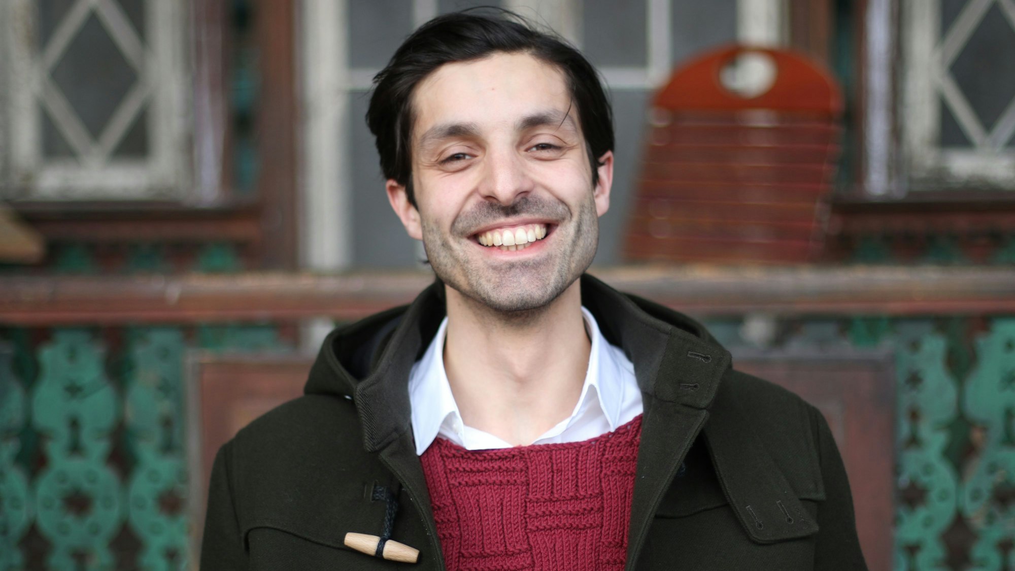 21.02.2024, Köln: Der Filmregisseur und Autor Akın Emanuel Şipal am Schauspielhaus in Köln. Foto: Arton Krasniqi