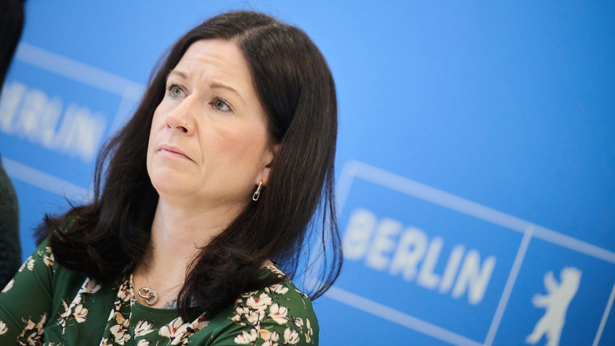 23.02.2024, Berlin: Katharina Günther-Wünsch (CDU), Berliner Senatorin für Bildung, Jugend und Familie, verfolgt die Pressekonferenz in der Senatsverwaltung für Bildung, Jugend und Familie, in der die Universität Hildesheim den Ergebnisbericht des Forschungsprojekts "Helmut Kentlers Wirken in der Berliner Kinder- und Jugendhilfe – Aufarbeitung der organisationalen Verfahren und Verantwortung des Berliner Landesjugendamtes" vorstellt.