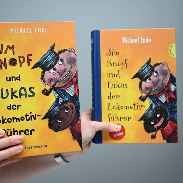 Die Jim-Knopf-Bücher von Michael Ende werden an die Jetztzeit angepasst und sollen zukünftig ohne rassistische Stereotype auskommen. Links das neue Cover, rechts die ursprüngliche Version.