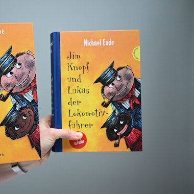 Die Jim-Knopf-Bücher von Michael Ende werden an die Jetztzeit angepasst und sollen zukünftig ohne rassistische Stereotype auskommen. Links das neue Cover, rechts die ursprüngliche Version.