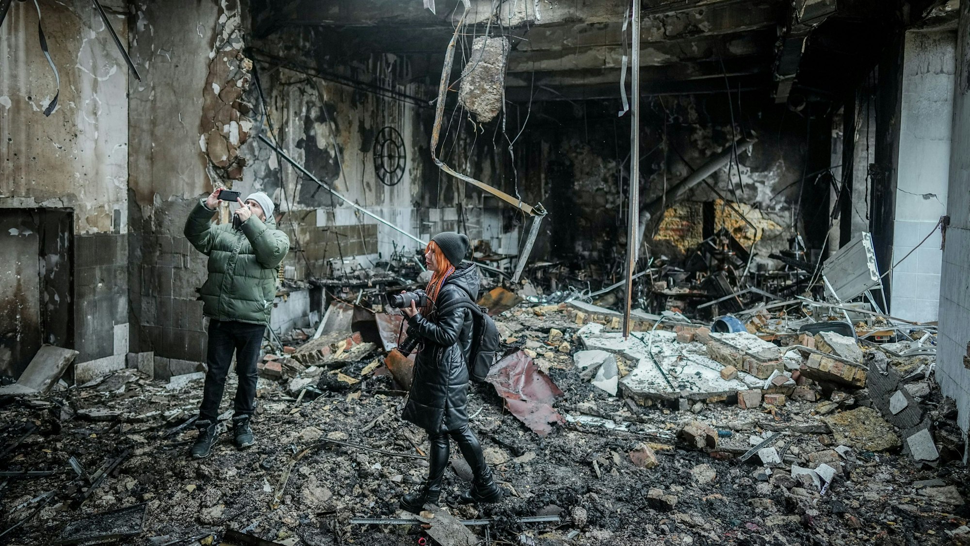 Journalisten filmen nach einem nächtlichen Drohnenangriff die zerstörte Näherei in der Hafenstadt Odessa. Bei dem Angriff sind drei Menschen getötet worden. Am 24.02.2024 jährt sich zum zweiten Mal der Beginn des Angriffskriegs Russlands auf die Ukraine.