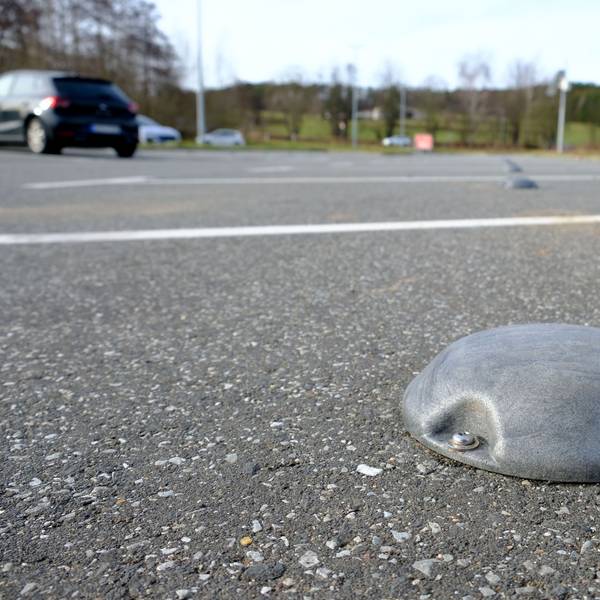 Nahaufnahme eines Bodendetektors auf einem ansonsten fast leeren Parkplatz an der B477 bei Mechernich-Breitenbenden.