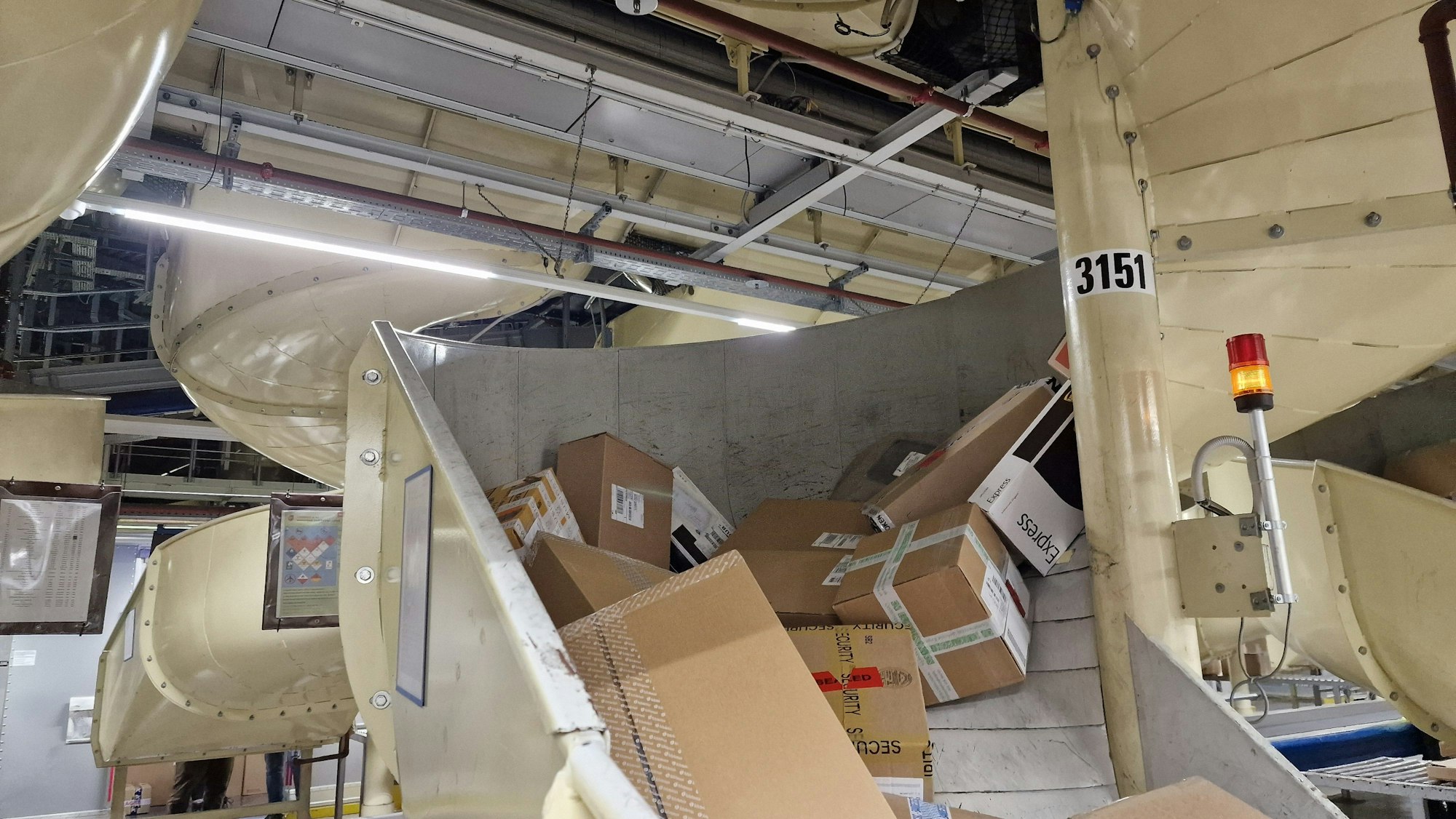 UPs Air Hub. Logistikzentrum mit Sortieranlage am Flughafen Köln/Bonn.