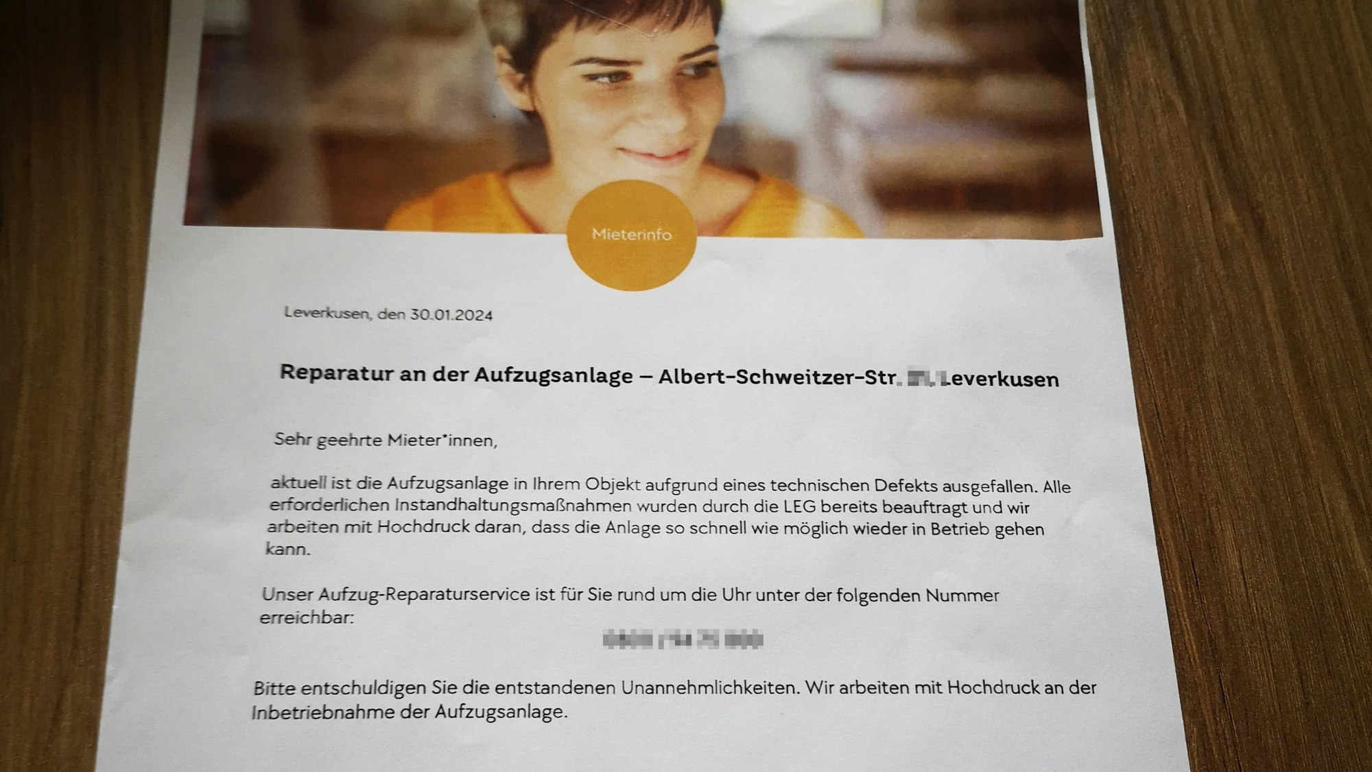 In der LEG-Siedlung in Steinbüchel ist seit Wochen der Aufzug defekt. An Informationen zu einer Reparatur erhielten Mieter nicht mehr als diesen Zettel, der an der Aufzugtür klebt. Inzwischen ist der Aufzug repariert worden.