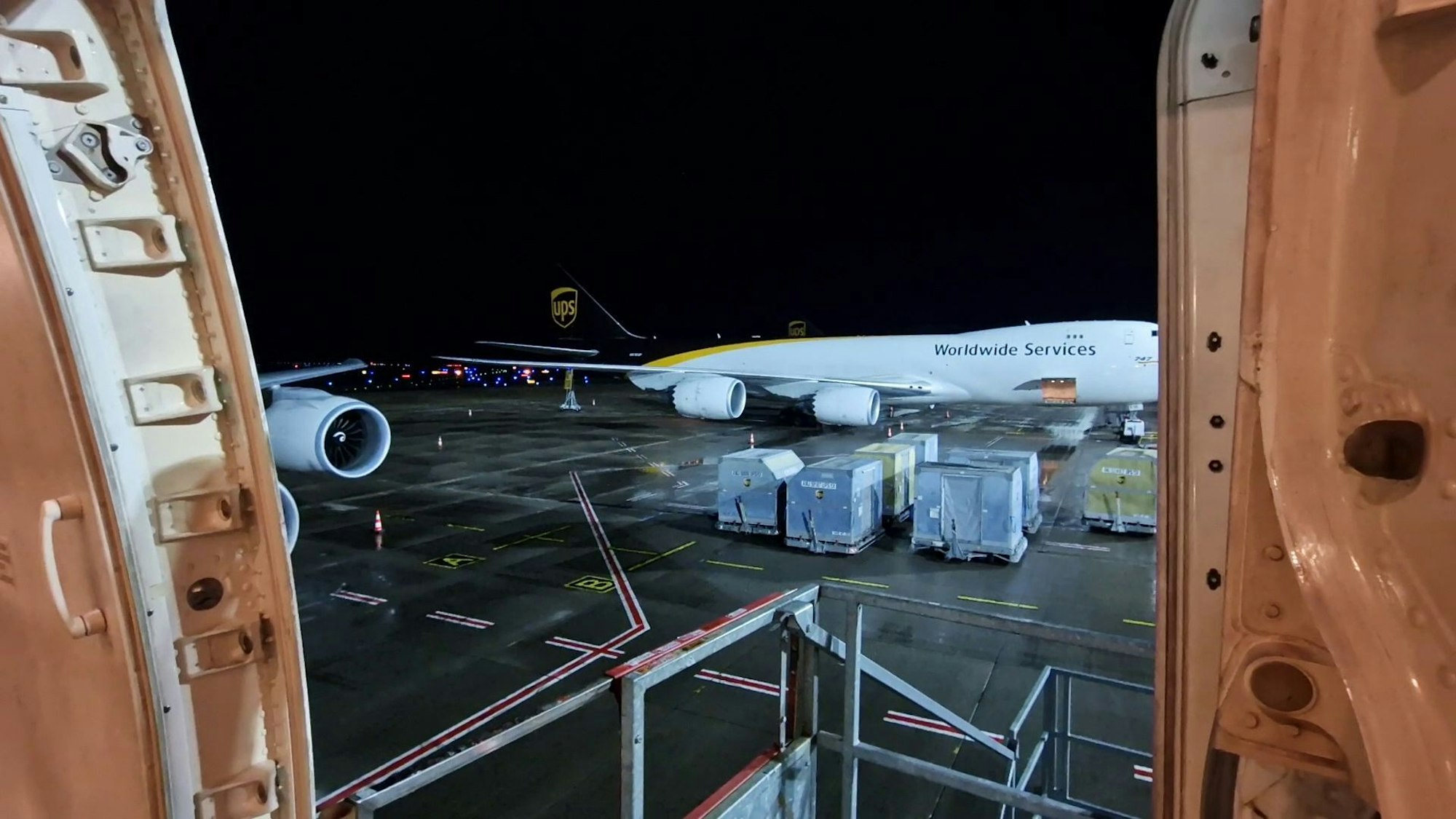 UPs Air Hub. Logistikzentrum mit Sortieranlage am Flughafen Köln/Bonn. Frachtflieger Boeing 747-8 auf dem Rollfeld in Köln.