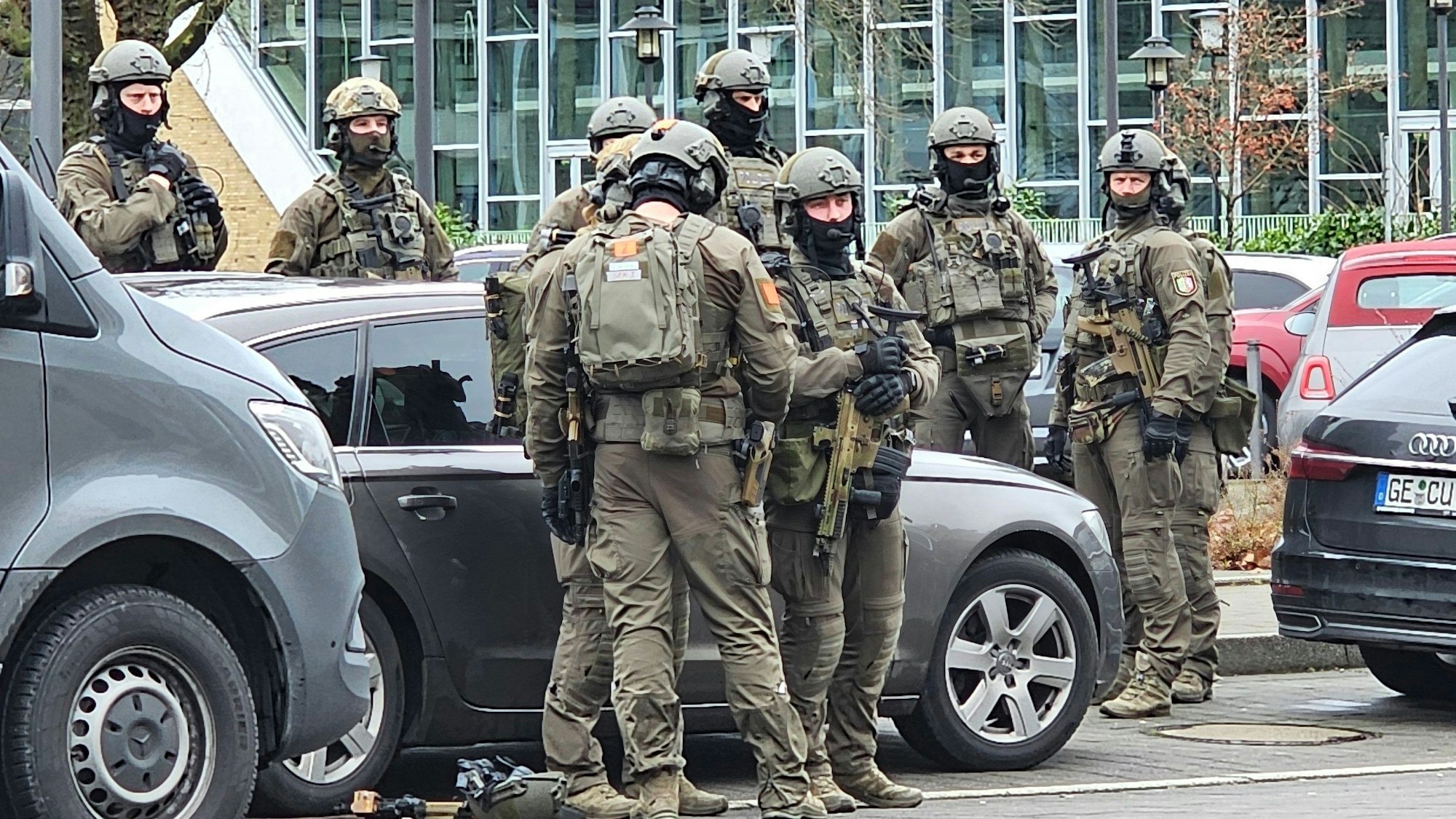 Spezialkräfte sind an einer Schule im Einsatz. In Wuppertal sind an einer Schule mehrere Schüler verletzt worden. Ein Verdächtiger sei festgenommen worden, sagte ein Polizeisprecher in Düsseldorf. Die Polizei sei mit starken Kräften vor Ort.