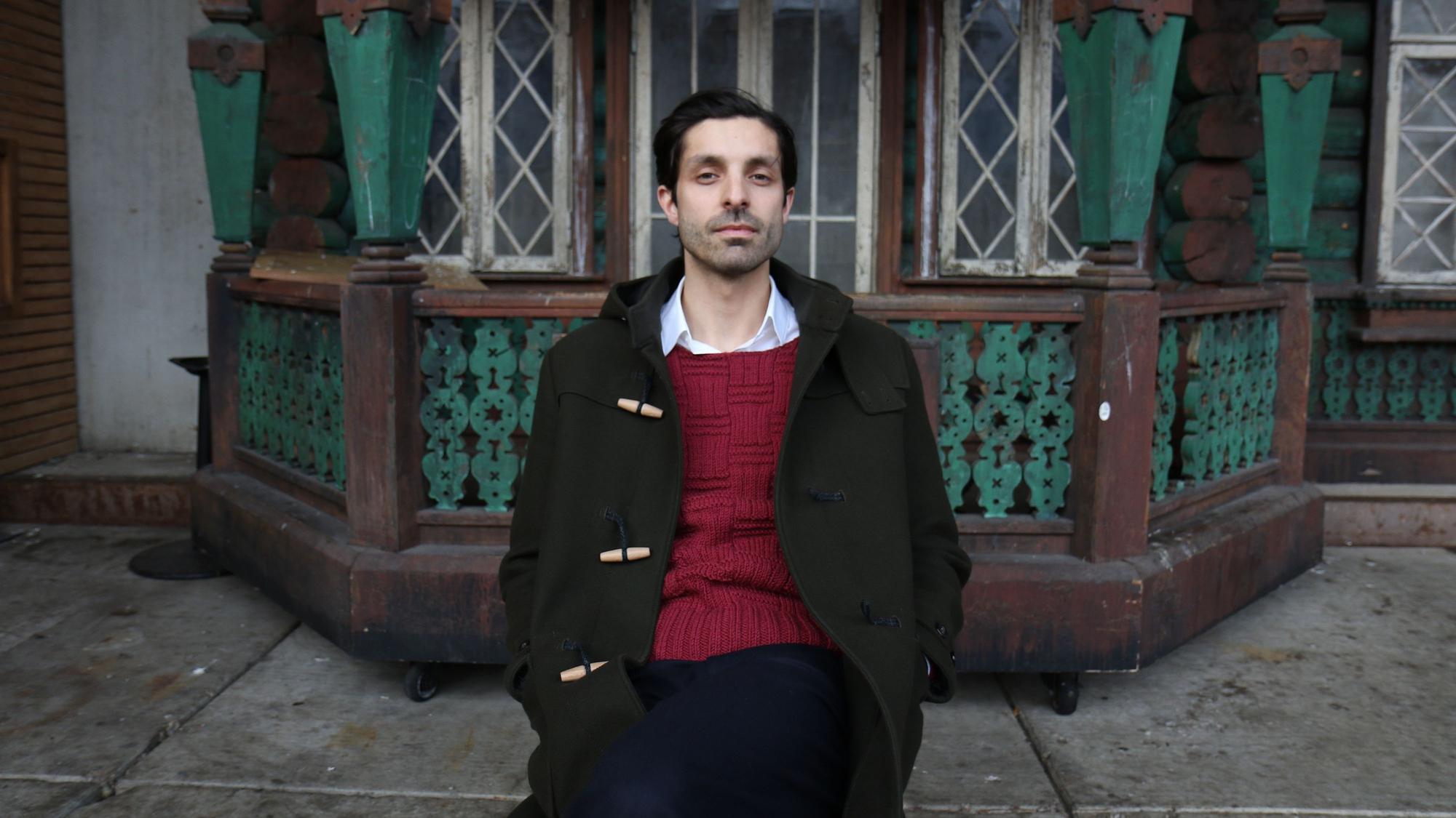 21.02.2024, Köln: Der Filmregisseur und Autor Akın Emanuel Şipal am Schauspielhaus in Köln. Foto: Arton Krasniqi