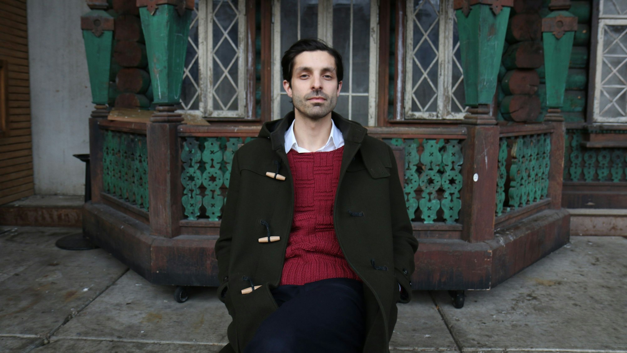 21.02.2024, Köln: Der Filmregisseur und Autor Akın Emanuel Şipal am Schauspielhaus in Köln. Foto: Arton Krasniqi