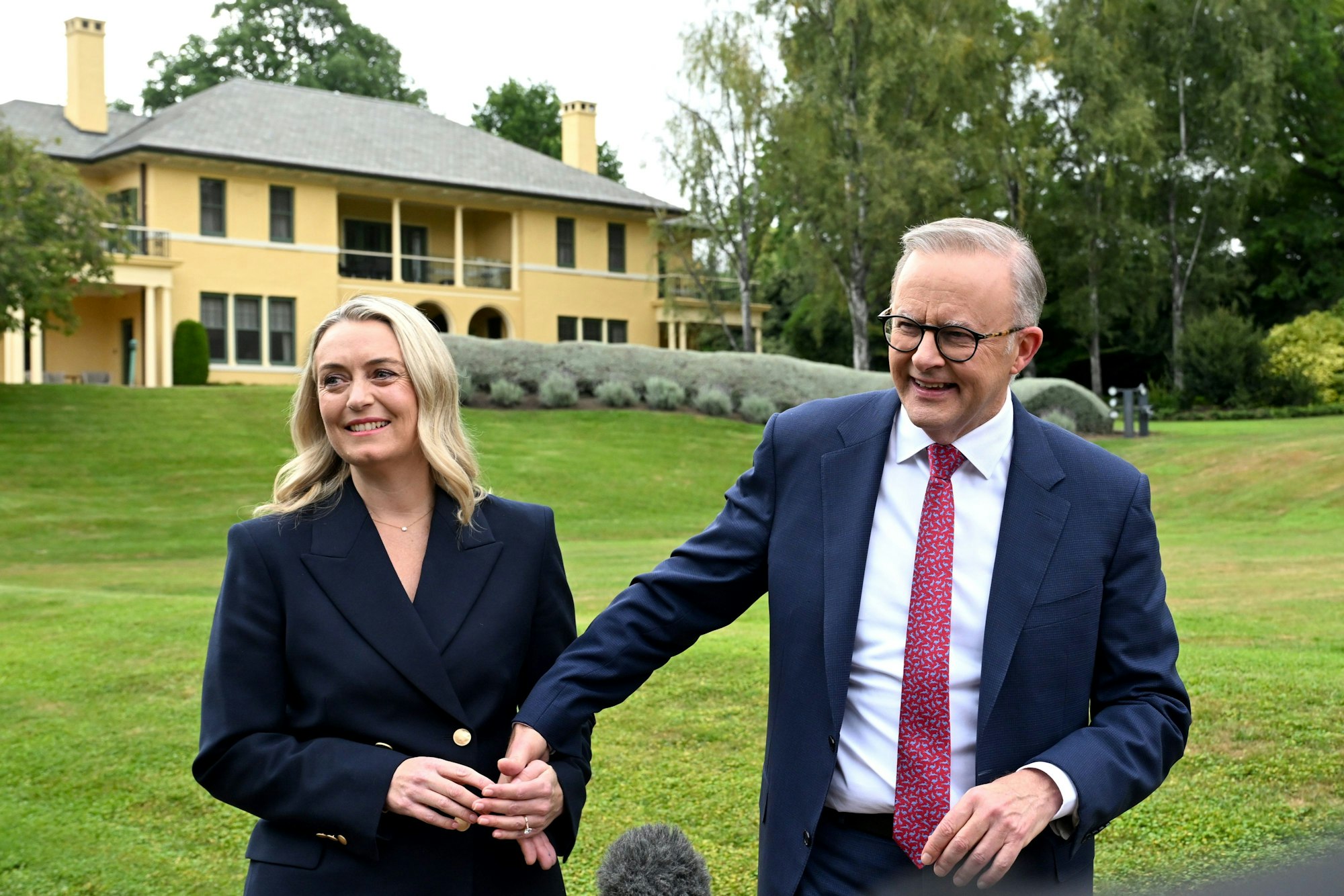 Der australische Premierminister Anthony Albanese und seine Partnerin Jodie Haydon sprechen im Februar 2024 zu den Medien, nachdem sie ihre Verlobung in der Lodge in Canberra bekannt gegeben haben.