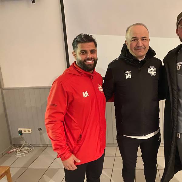 Amir Ali Mostowfi, Mutlu Demir und Kevin Theisen (v.l.) präsentieren sich der Fotografin.