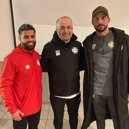 Amir Ali Mostowfi, Mutlu Demir und Kevin Theisen (v.l.) präsentieren sich der Fotografin.