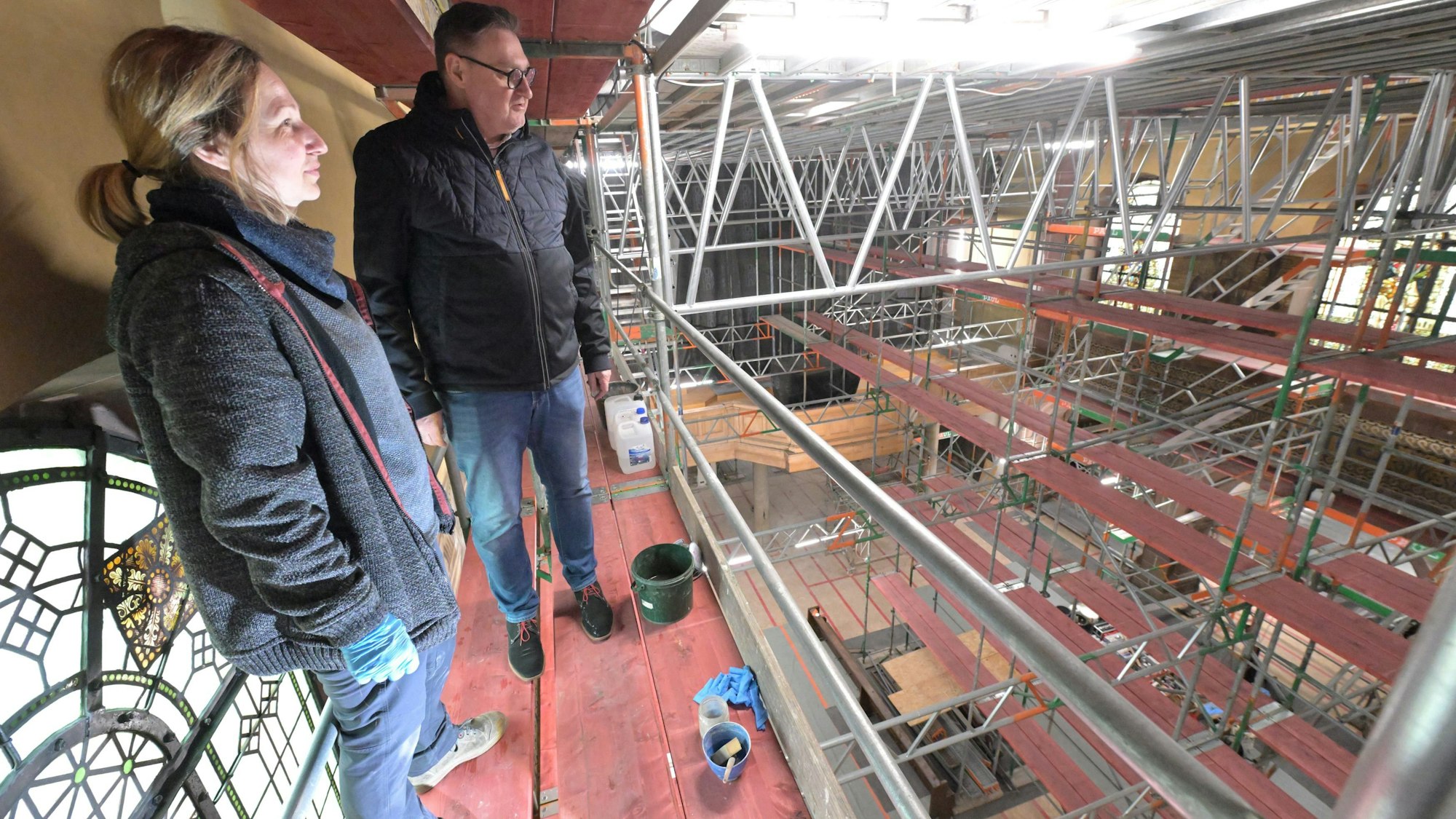 Vom Baugerüst unter der Kassettendecke schauen Pfarrer Norbert Hörter und Restauratorin Caroline Meier ins Kirchenschiff von S. Laurentius.