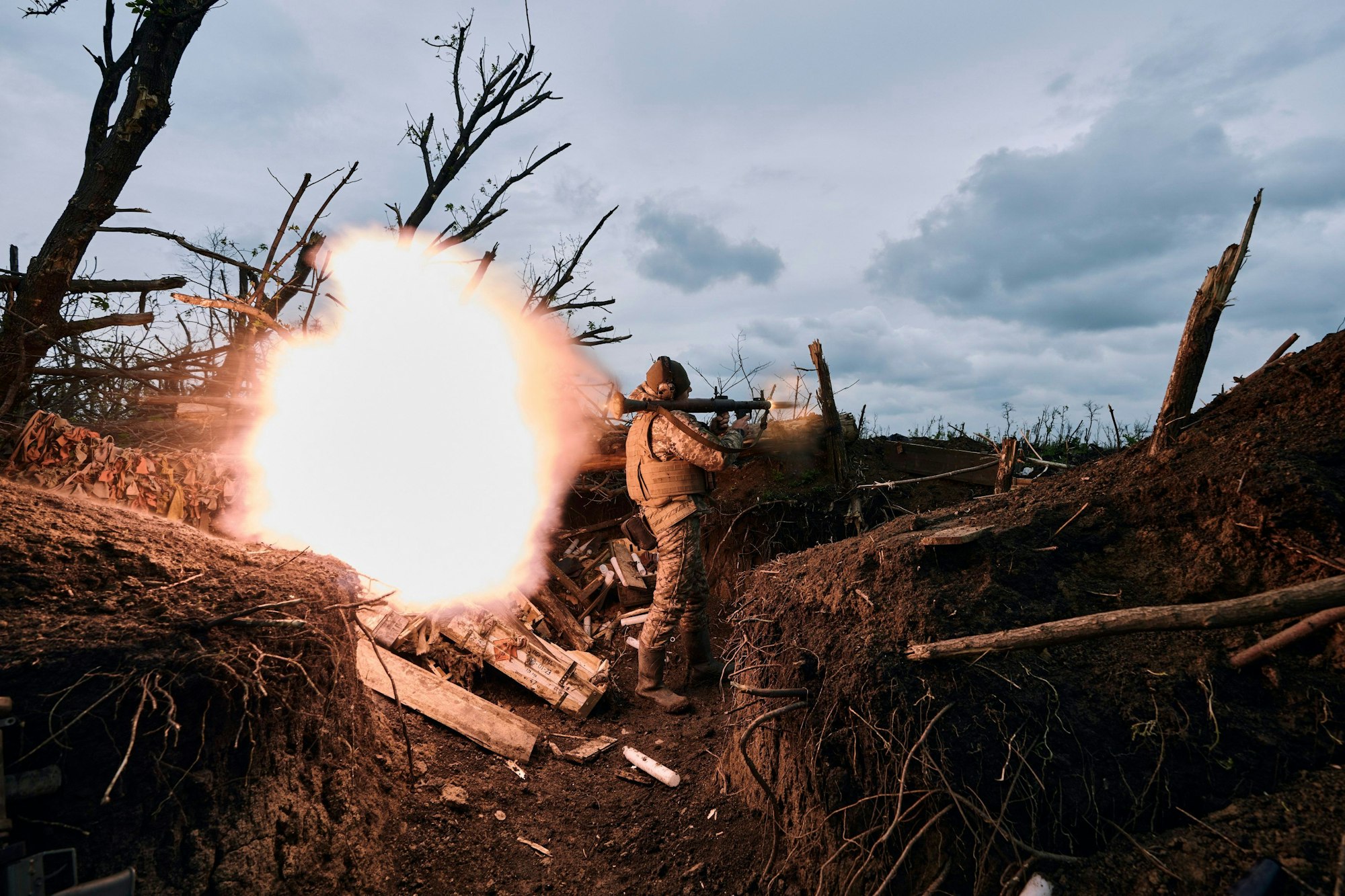 Ein ukrainischer Soldat feuert eine Panzerfaust auf russische Stellungen an der Frontlinie in der Nähe von Awdijiwka in der Region Donezk ab. (Archivbild)