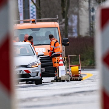 Neue fahrbahnmarkierungen auf der Adenauerallee