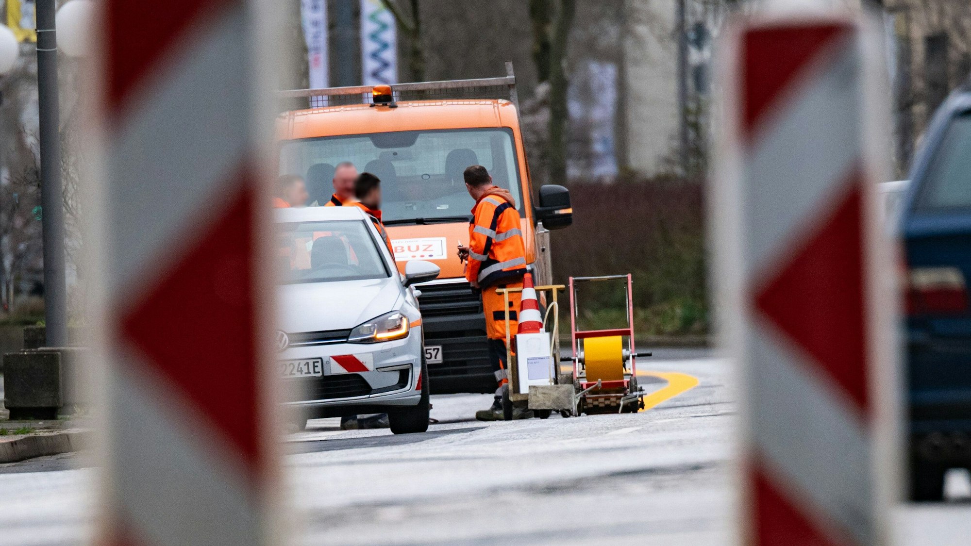 Neue fahrbahnmarkierungen auf der Adenauerallee