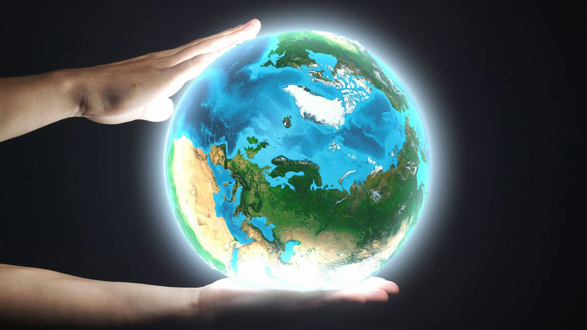 Zwei Hände halten die Erdkugel (Symbolbild)
