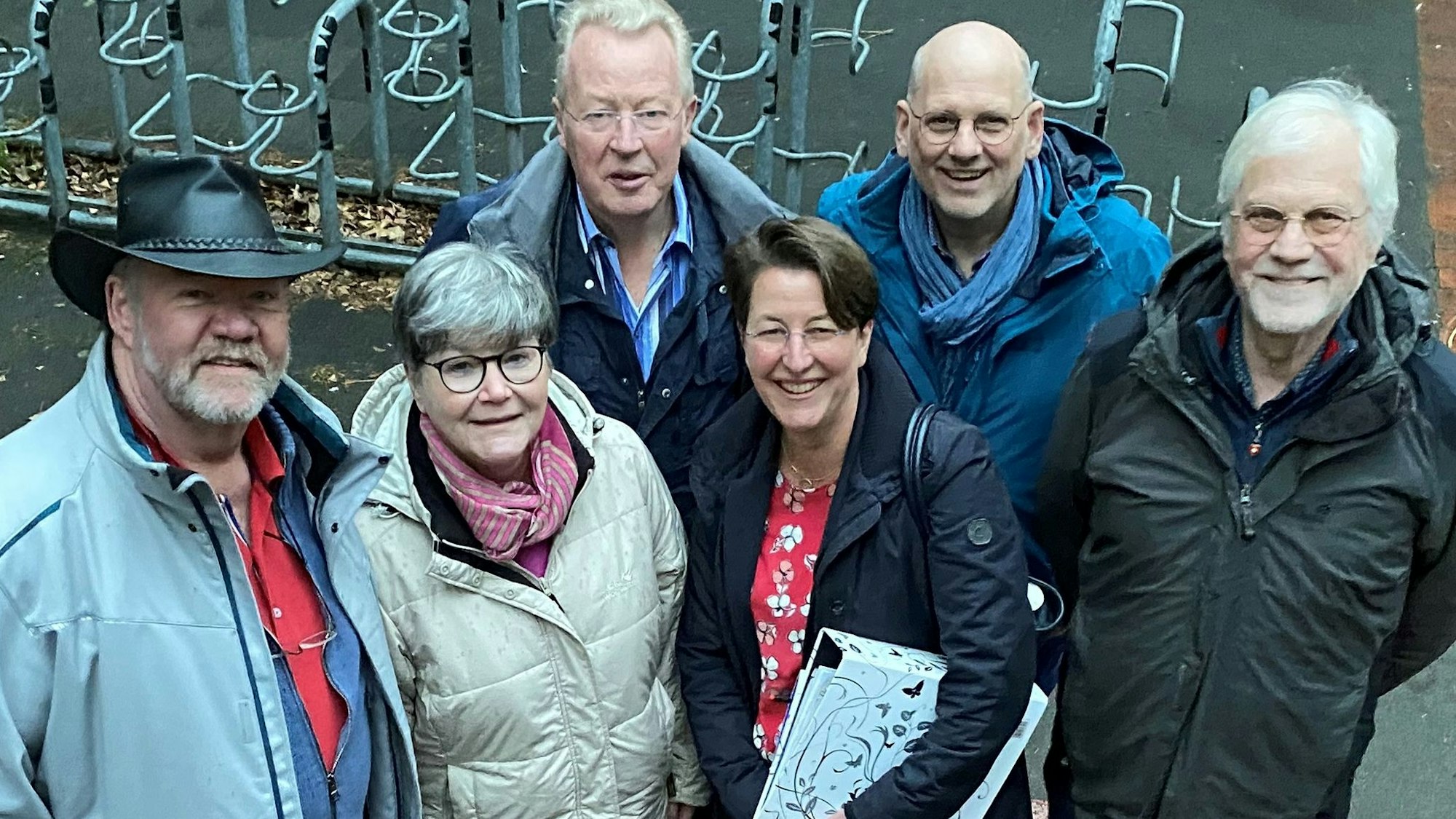 Zu sehen ist eine Gruppe von Anwohnern der Gartenstraße.