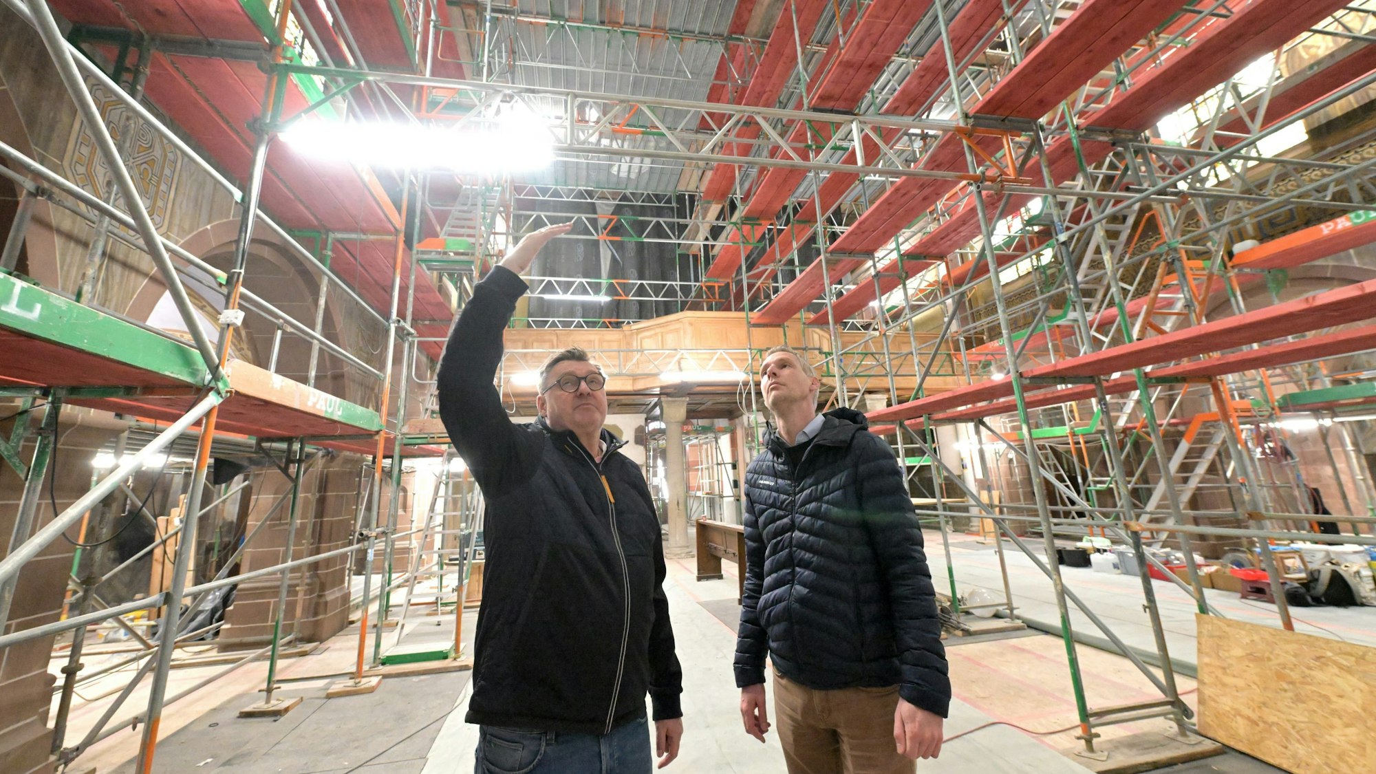 Im Baustellen-Teil von St. Laurentius: Norbert Hörter und Thomas Hartmann (r.).