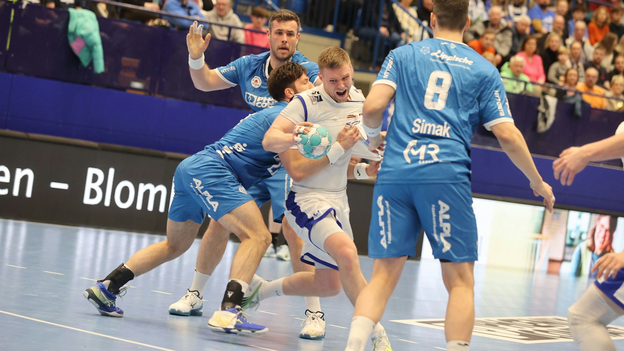 Mit dem Ball der Hand kämpft sich Kristjan Horzen durch die Lemgoer Abwehr,