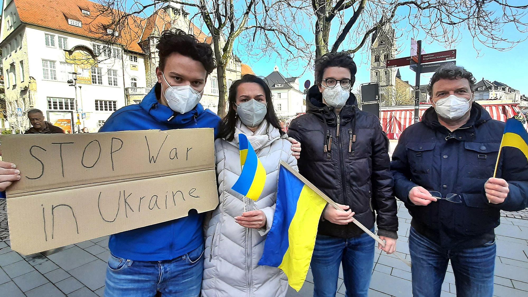 Liubov Wolff steht mit ihrem Mann Martin und den Söhnen Marvin und Jonas bei einer Demonstration in Bergisch Gladbach.