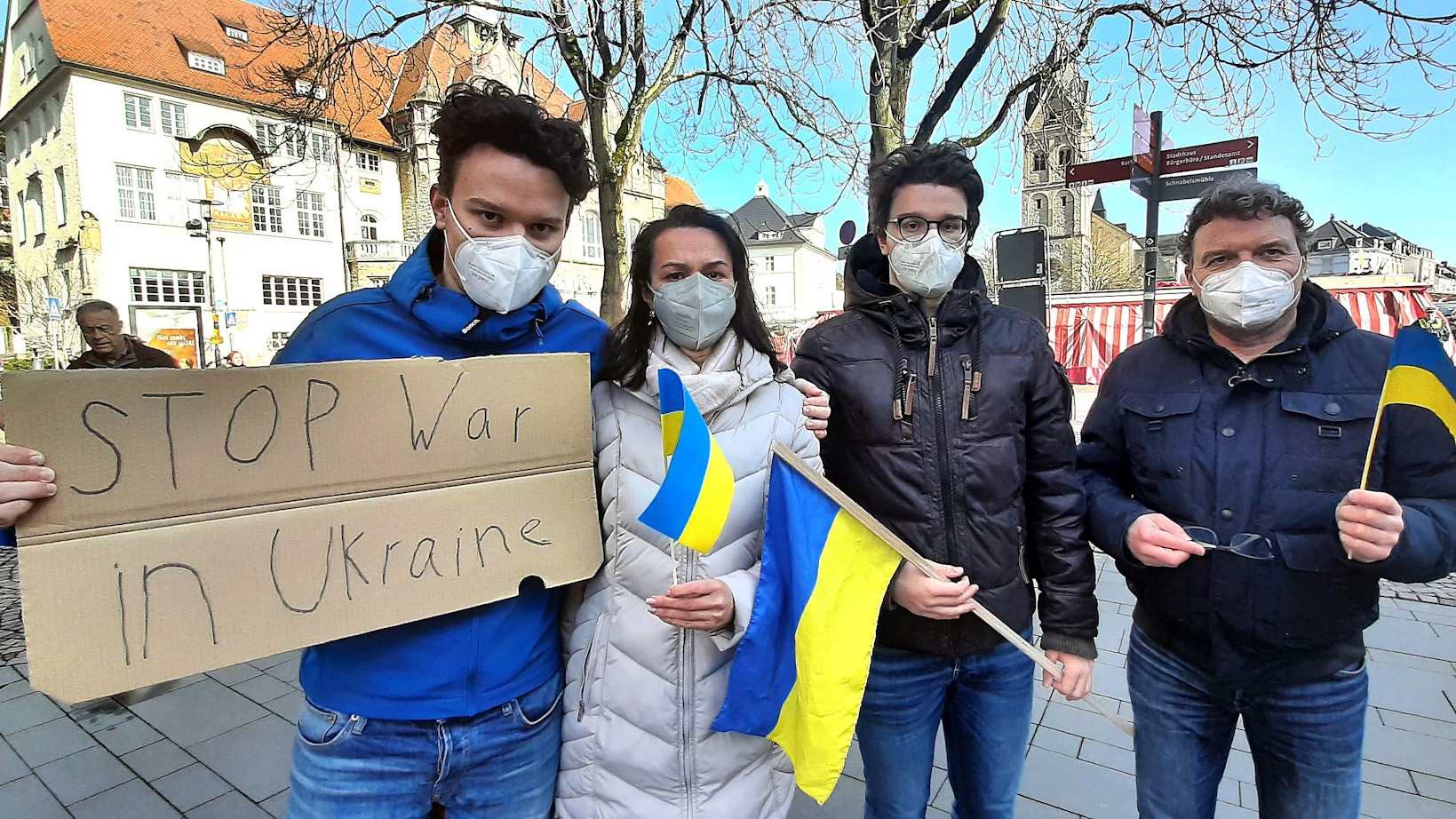 Liubov Wolff steht mit ihrem Mann Martin und den Söhnen Marvin und Jonas  bei einer Demonstration in Bergisch Gladbach.