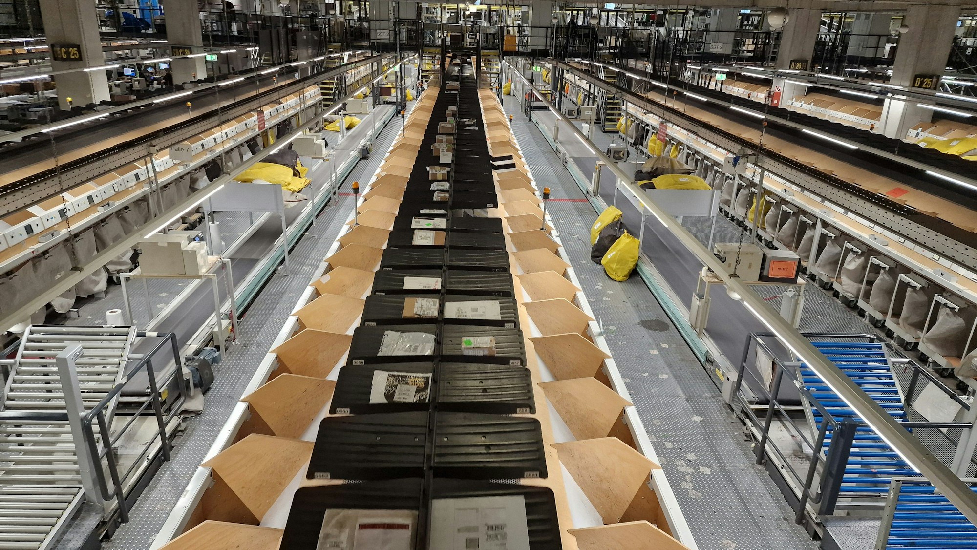 UPs Air Hub. Logistikzentrum mit Sortieranlage am Flughafen Köln/Bonn. Sortierung der Pakete unter 5 Kilo durch Bänder mit Kippschalen in Säcke.