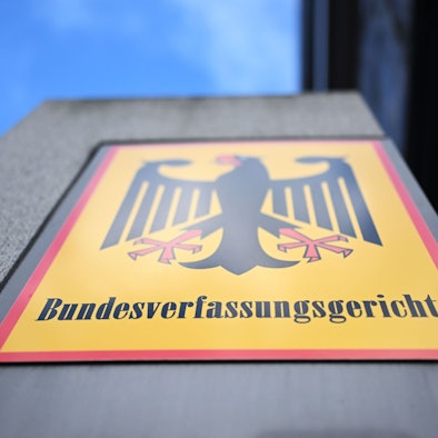 ARCHIV - 15.11.2023, Baden-Württemberg, Karlsruhe: Ein Hinweisschild mit Bundesadler und dem Schriftzug Bundesverfassungsgericht, aufgenommen vor dem Bundesverfassungsgericht. (zu dpa: «Nahaufnahme vom Richter nötig? Kläger scheitern in Karlsruhe») Foto: Uli Deck/dpa +++ dpa-Bildfunk +++