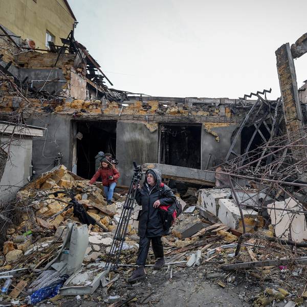 23.02.2024, Ukraine, Odessa: Journalisten filmen nach einem nächtlichen Drohnenangriff die zerstörte Näherei in der Hafenstadt Odessa.