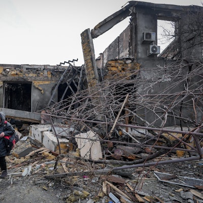 23.02.2024, Ukraine, Odessa: Journalisten filmen nach einem nächtlichen Drohnenangriff die zerstörte Näherei in der Hafenstadt Odessa.