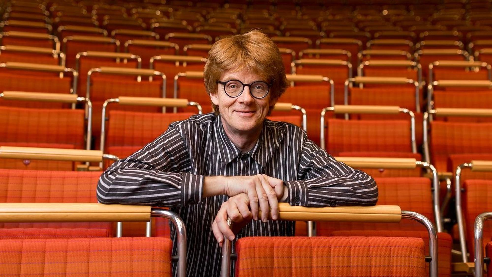 Enno Poppe sitzt in den Stuhlreihen der Kölner Philharmonie
