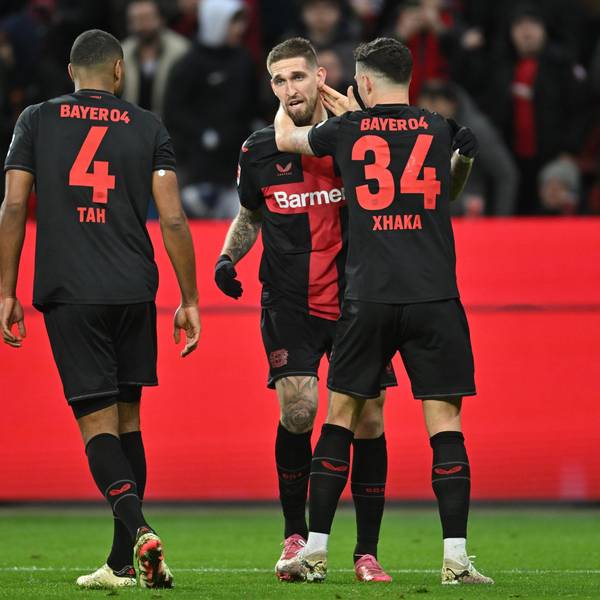 23.02.2024, Nordrhein-Westfalen, Leverkusen: Fußball: Bundesliga, Bayer Leverkusen - FSV Mainz 05, 23. Spieltag in der BayArena, Leverkusens Torschütze Robert Andrich (M) jubelt mit Jonathan Tah (l) und Granit Xhaka über das Tor zum 2:1. WICHTIGER HINWEIS: Gemäß den Vorgaben der DFL Deutsche Fußball Liga bzw. des DFB Deutscher Fußball-Bund ist es untersagt, in dem Stadion und/oder vom Spiel angefertigte Fotoaufnahmen in Form von Sequenzbildern und/oder videoähnlichen Fotostrecken zu verwerten bzw. verwerten zu lassen. Foto: Marius Becker/dpa +++ dpa-Bildfunk +++