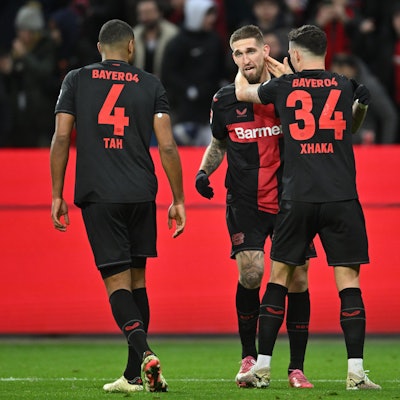 23.02.2024, Nordrhein-Westfalen, Leverkusen: Fußball: Bundesliga, Bayer Leverkusen - FSV Mainz 05, 23. Spieltag in der BayArena, Leverkusens Torschütze Robert Andrich (M) jubelt mit Jonathan Tah (l) und Granit Xhaka über das Tor zum 2:1. WICHTIGER HINWEIS: Gemäß den Vorgaben der DFL Deutsche Fußball Liga bzw. des DFB Deutscher Fußball-Bund ist es untersagt, in dem Stadion und/oder vom Spiel angefertigte Fotoaufnahmen in Form von Sequenzbildern und/oder videoähnlichen Fotostrecken zu verwerten bzw. verwerten zu lassen. Foto: Marius Becker/dpa +++ dpa-Bildfunk +++