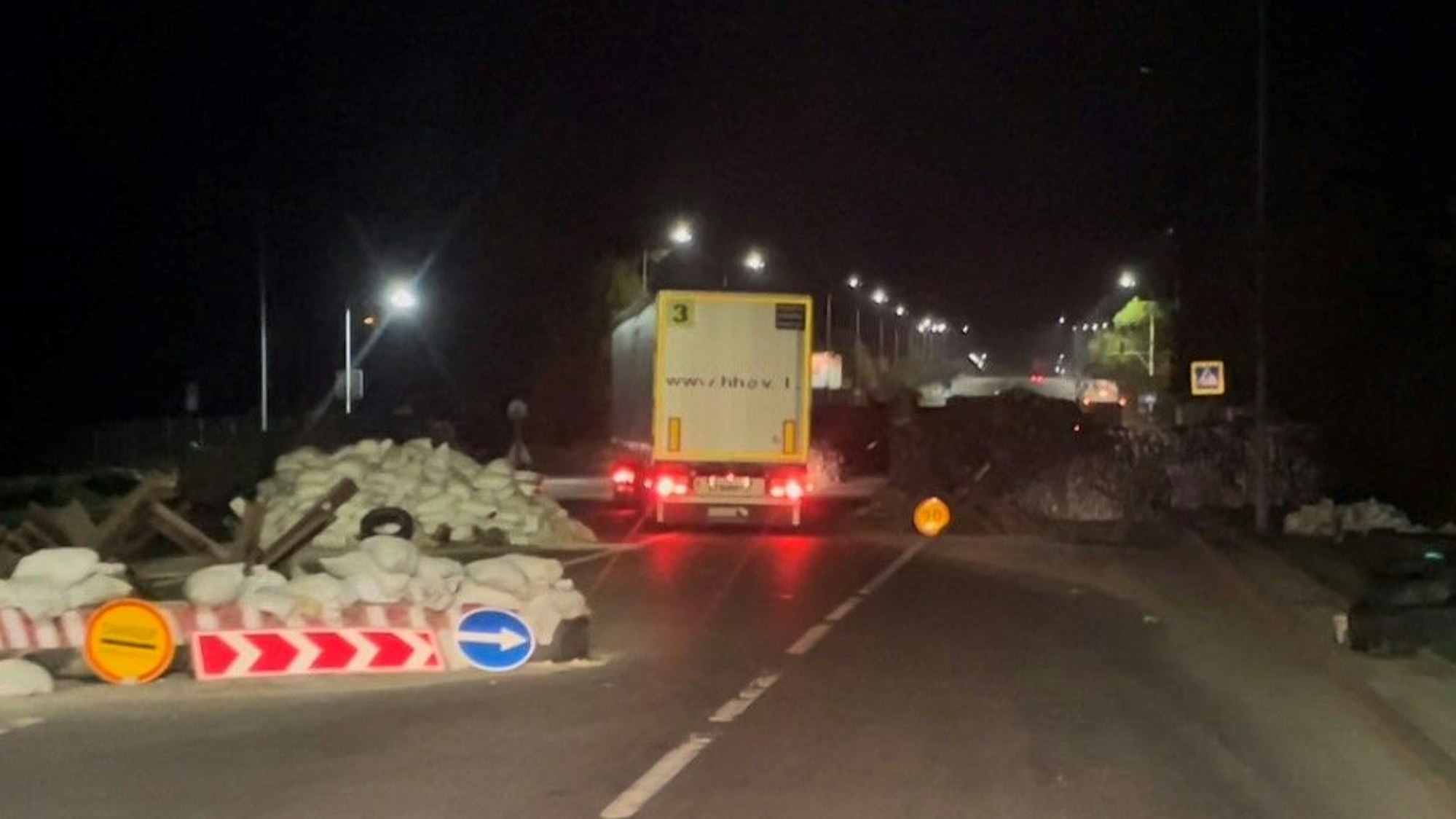 Ein Lastzug der Humanitären Hilfe Overath passiert einen Militär-Checkpoint auf dem Weg ins ukrainische Lviv.