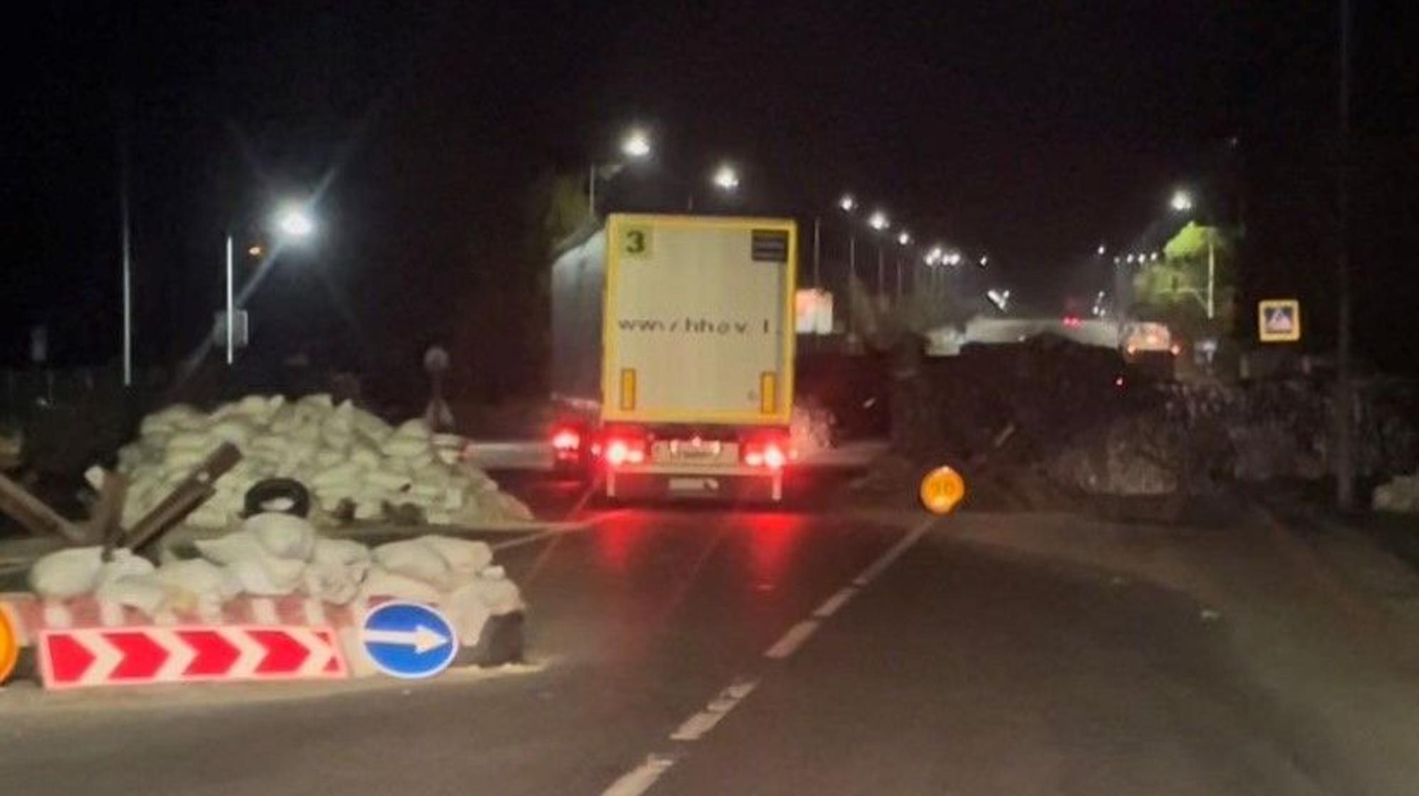 Ein Lkw der Humanitäre Hilfe Overath fährt durch einen militärischen Checkpoint in der Ukraine.
