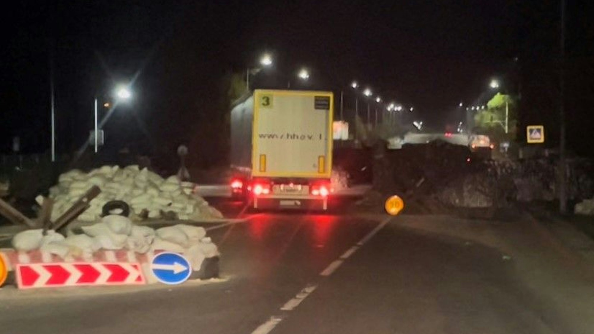 Ein Lkw der Humanitäre Hilfe Overath fährt durch einen militärischen Checkpoint in der Ukraine.