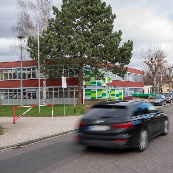 Ein Auto fährt an der Grundschule in Zülpich vorbei.