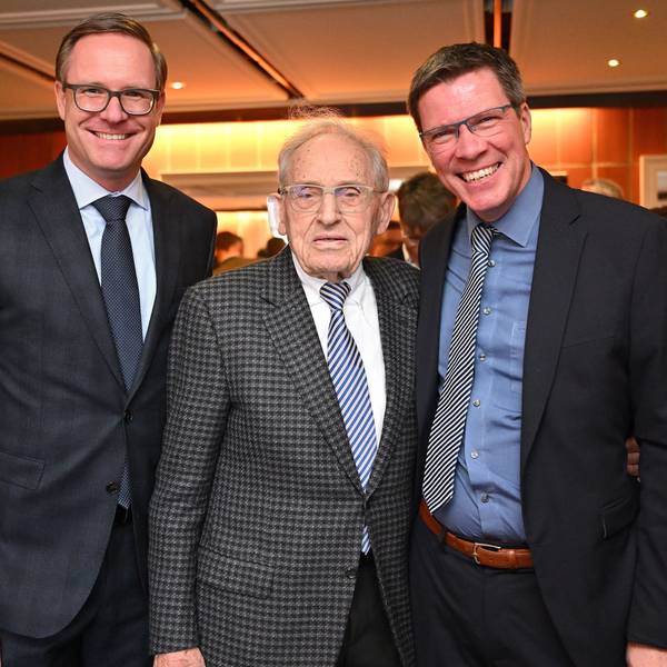 100. Geburtstag: Dr. Günther Schlieker (M.), Landrat Stephan Santelmann (r.) und Dr. Michael Metten (l.).