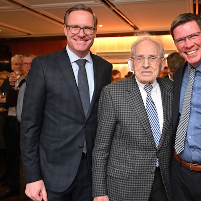 100. Geburtstag: Dr. Günther Schlieker (M.), Landrat Stephan Santelmann (r.) und Dr. Michael Metten (l.).