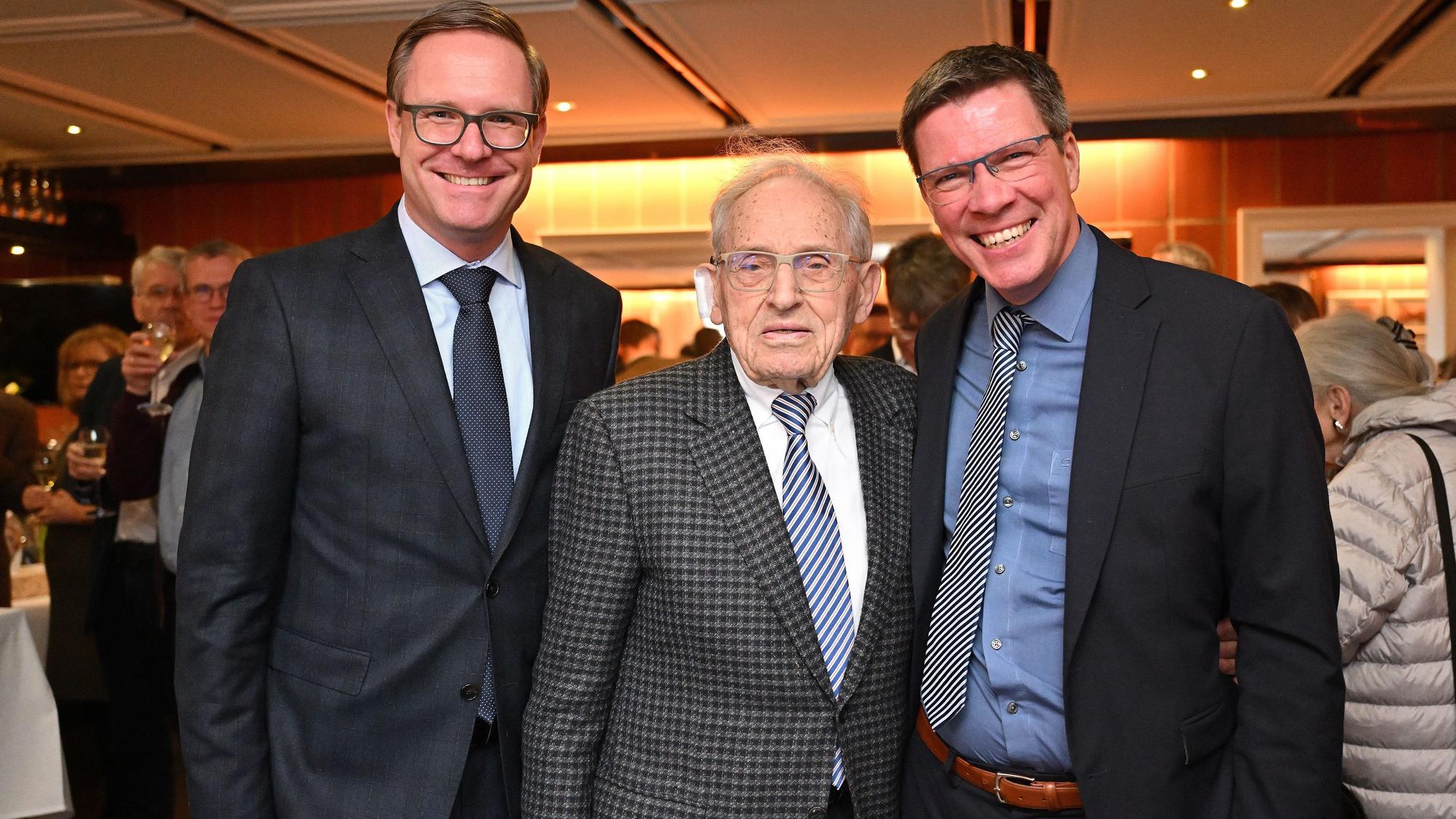 100. Geburtstag: Dr. Günther Schlieker (M.), Landrat Stephan Santelmann (r.) und Dr. Michael Metten (l.).