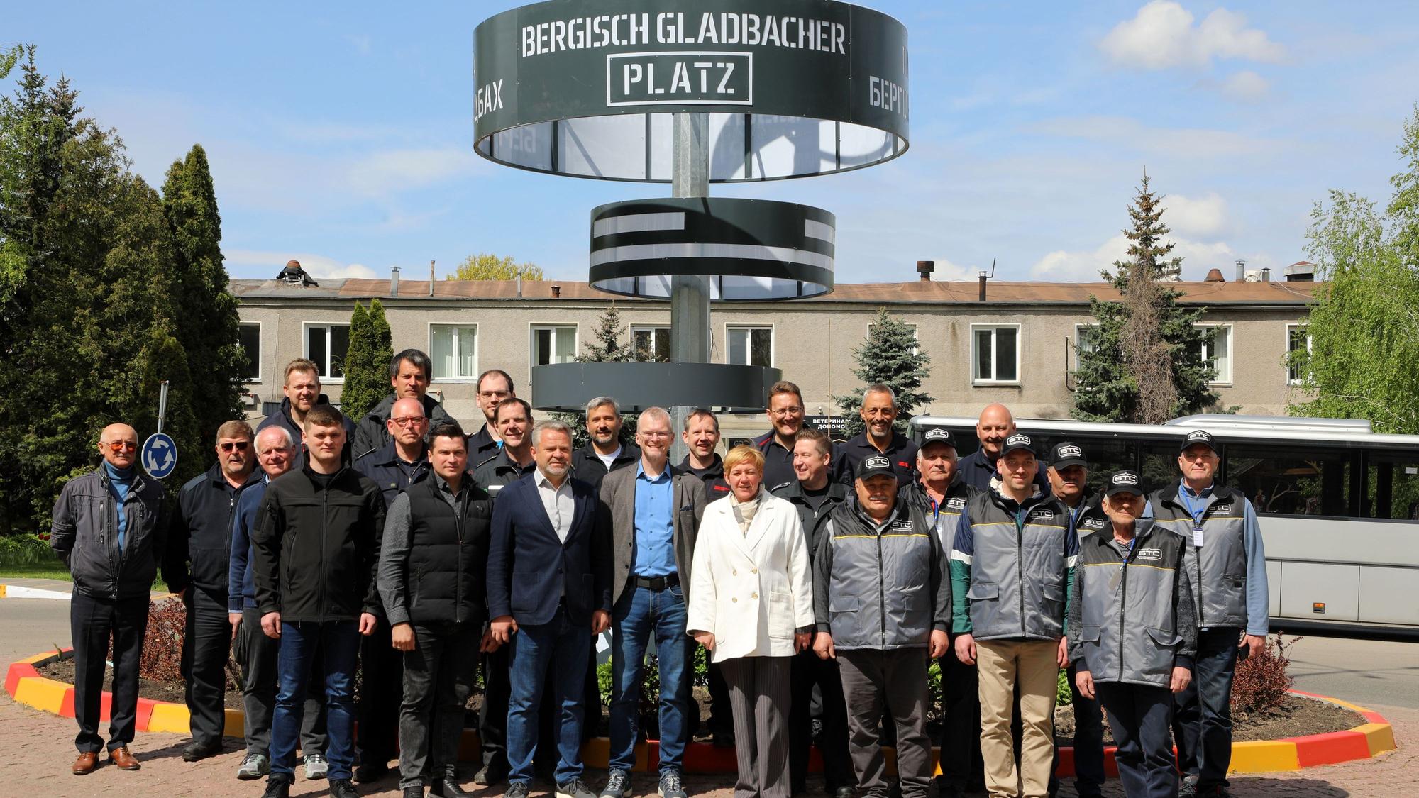 Neben den mit Gladbacher Bussen in Butscha ermöglichten Buslinien wird im Mai 2023 der Bergisch Gladbacher Platz in der ukrainischen Stadt eingeweiht.