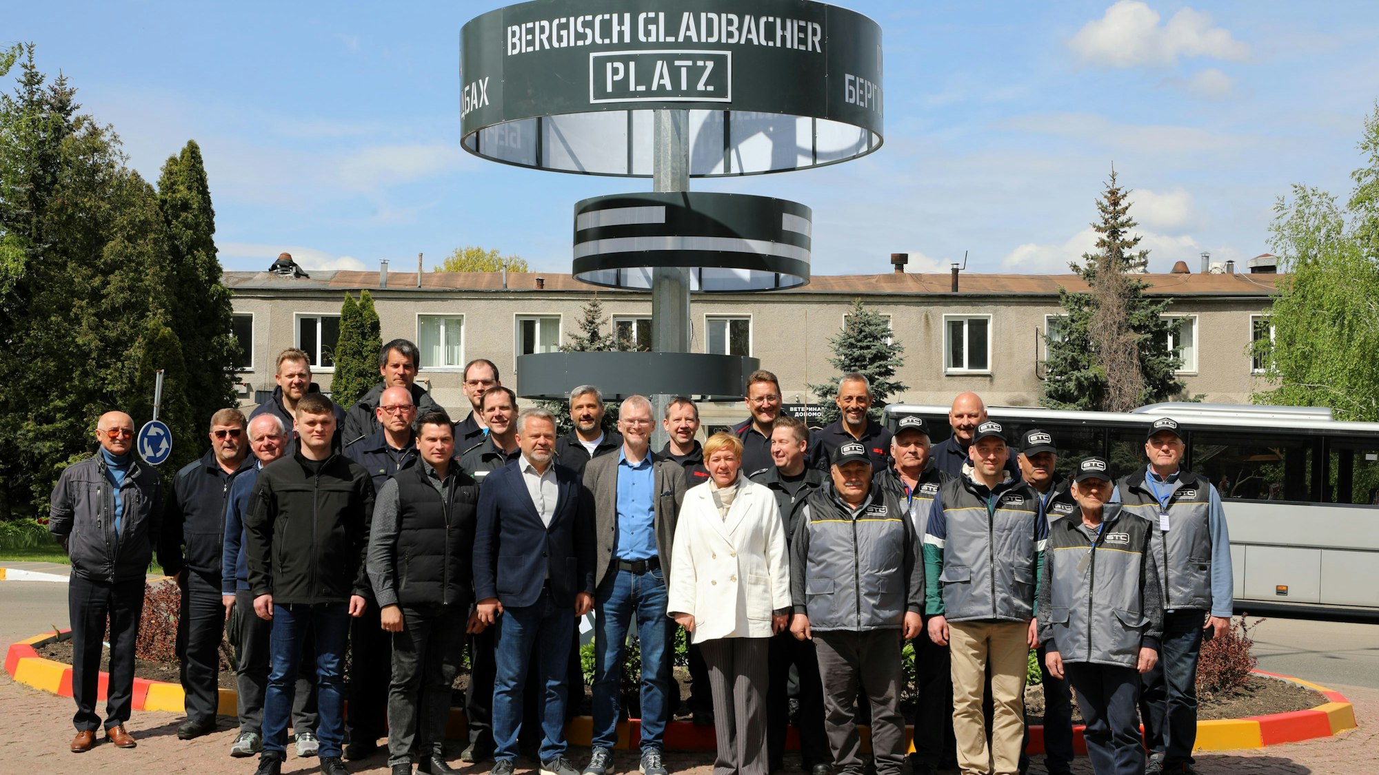 Neben den mit Gladbacher Bussen in Butscha ermöglichten Buslinien wird im Mai 2023 der Bergisch Gladbacher Platz in der ukrainischen Stadt eingeweiht.
