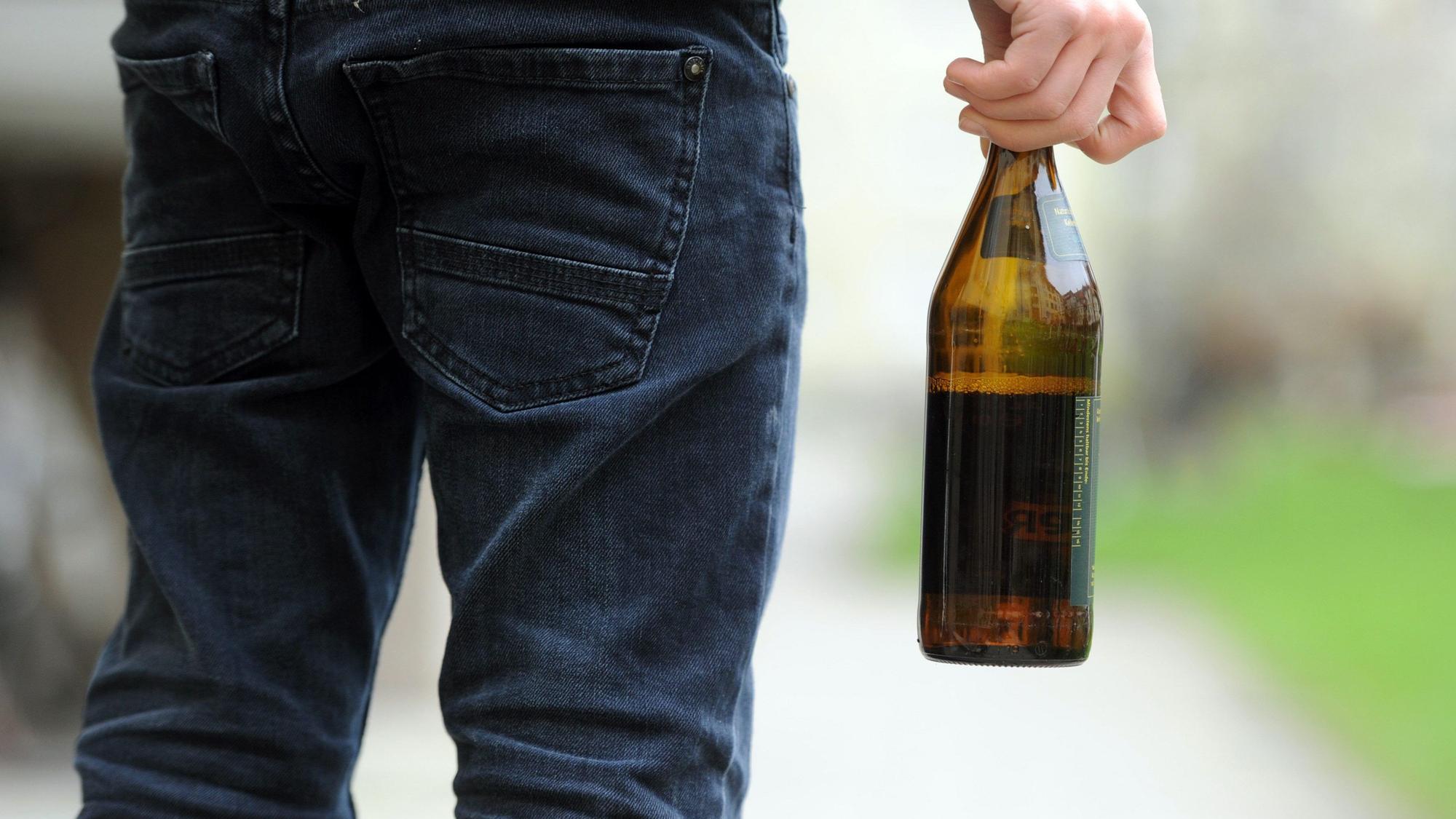 Ein Mann mit einer Bierflasche in der Hand. (Symbolbild)