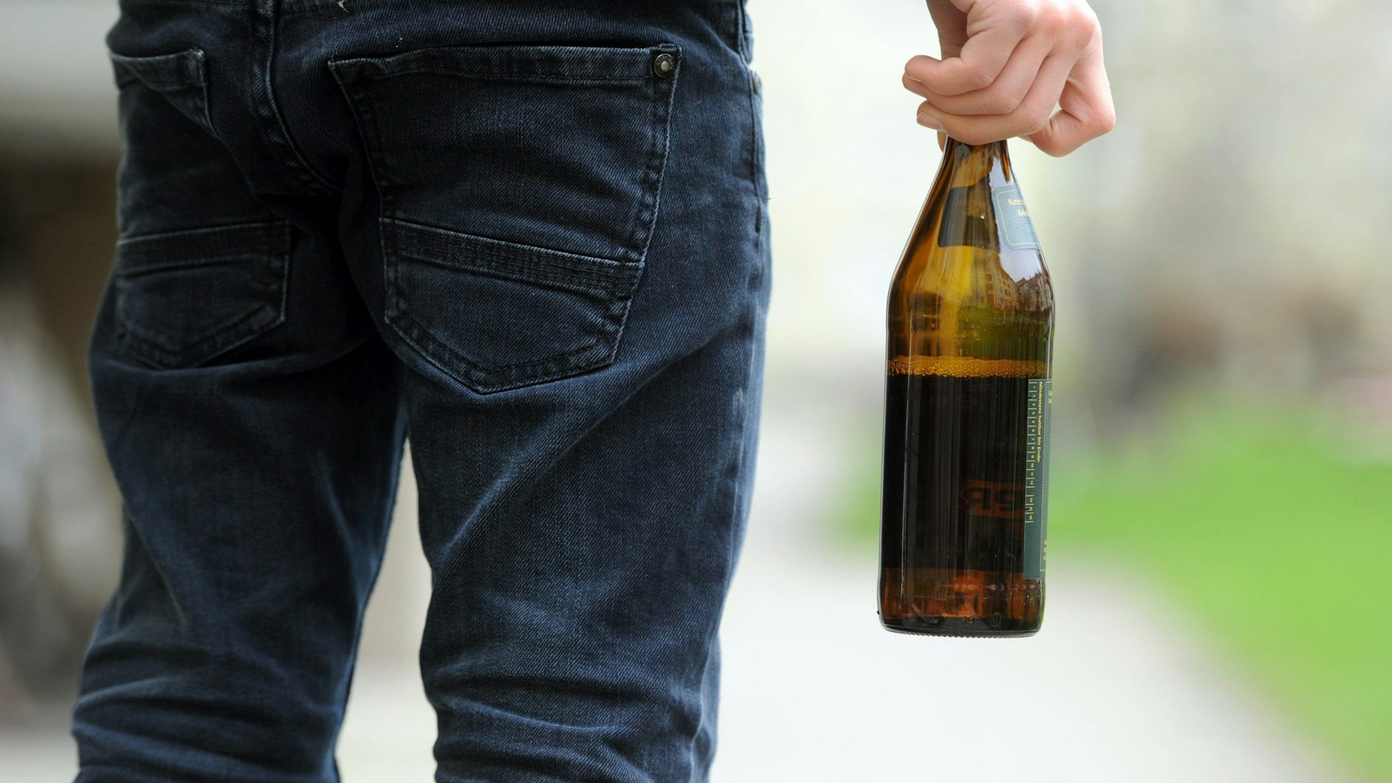 Ein Mann mit einer Bierflasche in der Hand. (Symbolbild)