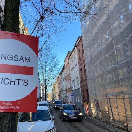 Ein Schild mit dem Text Langsam reicht's hängt an einem Baum.