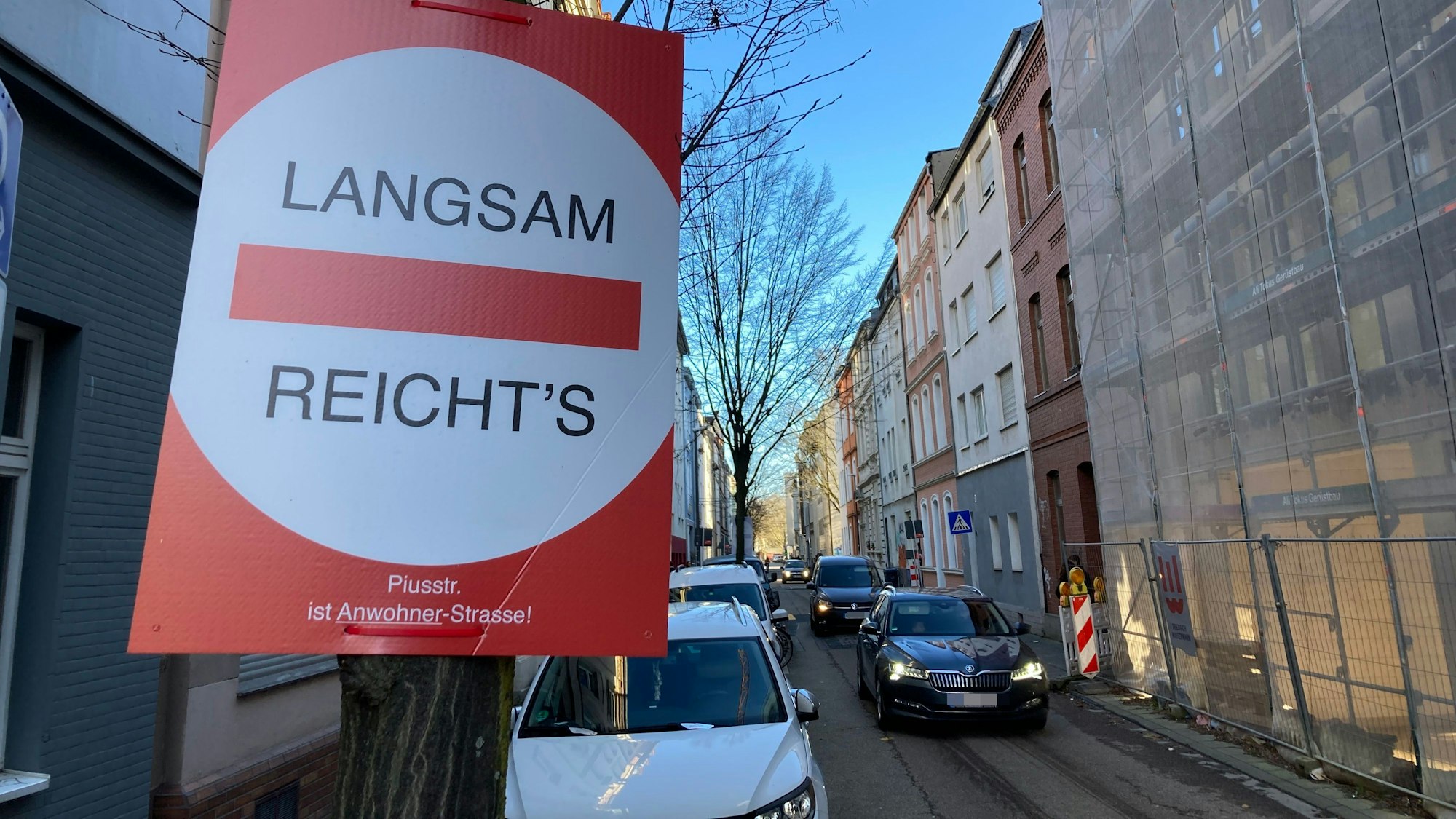 Ein Schild mit dem Text Langsam reicht's hängt an einem Baum.