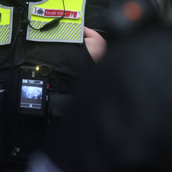 Auf der Weste eines Ordnungsamt-Mitarbeiters befindet sich eine eingeschaltete Bodycam.