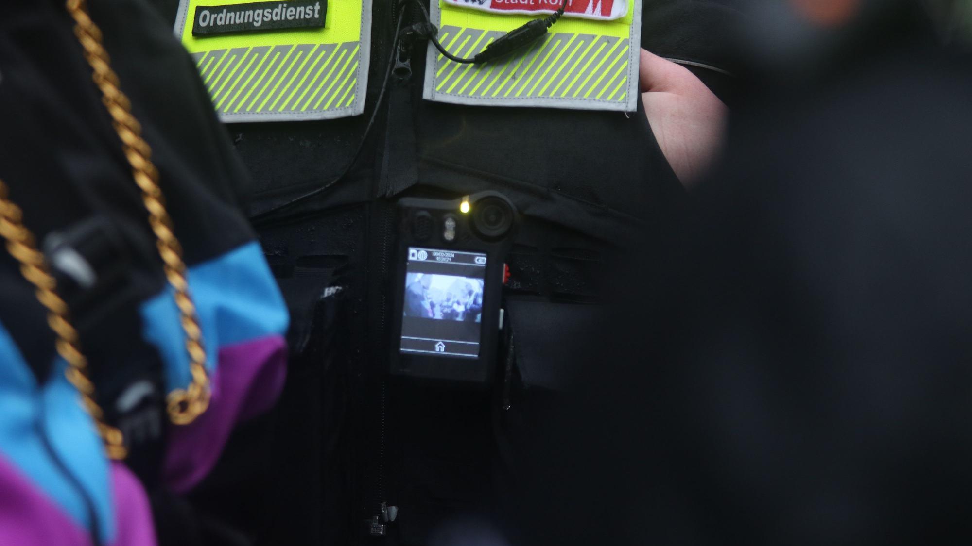 Auf der Weste eines Ordnungsamt-Mitarbeiters befindet sich eine eingeschaltete Bodycam.