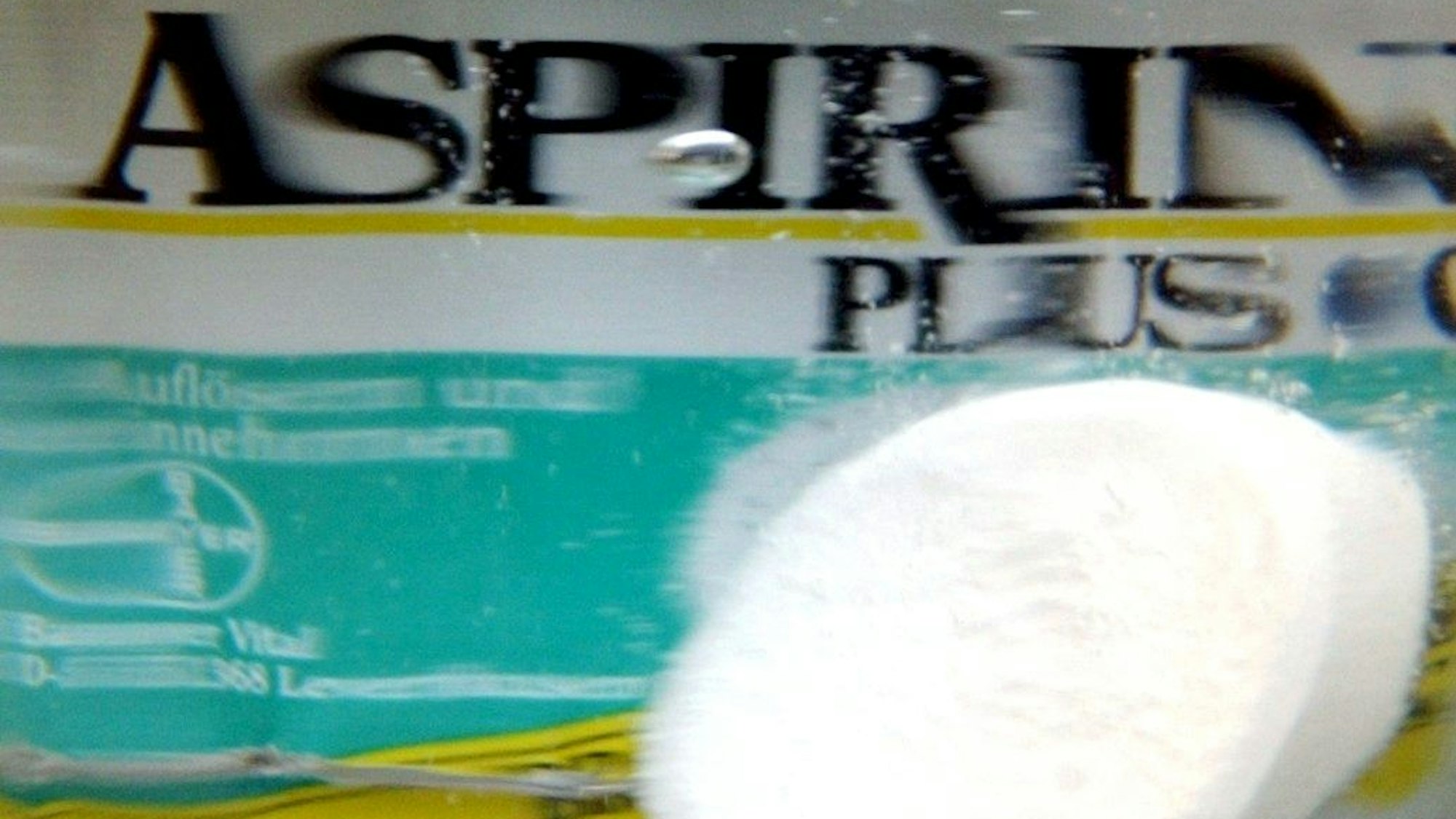 Das Symbolbild zeigt eine sprudelnde Aspirintablette der Bayer AG im Wasserglas.