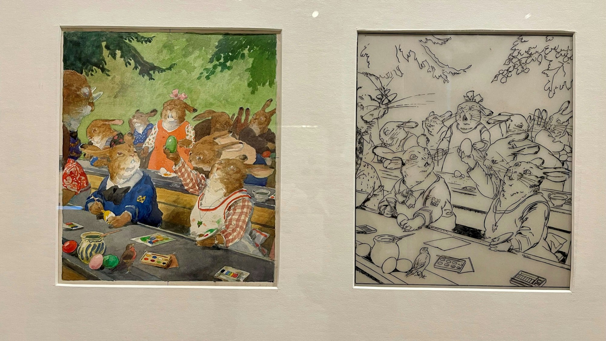 Zwei Bilder zeigen dieselbe Szene aus der Häschenschule, die Häschen beim Bemalen von Ostereiern in ihren Sitzbänken. Ein Bild ist ein buntes Aquarell, eins zeigt nur die Konturen.