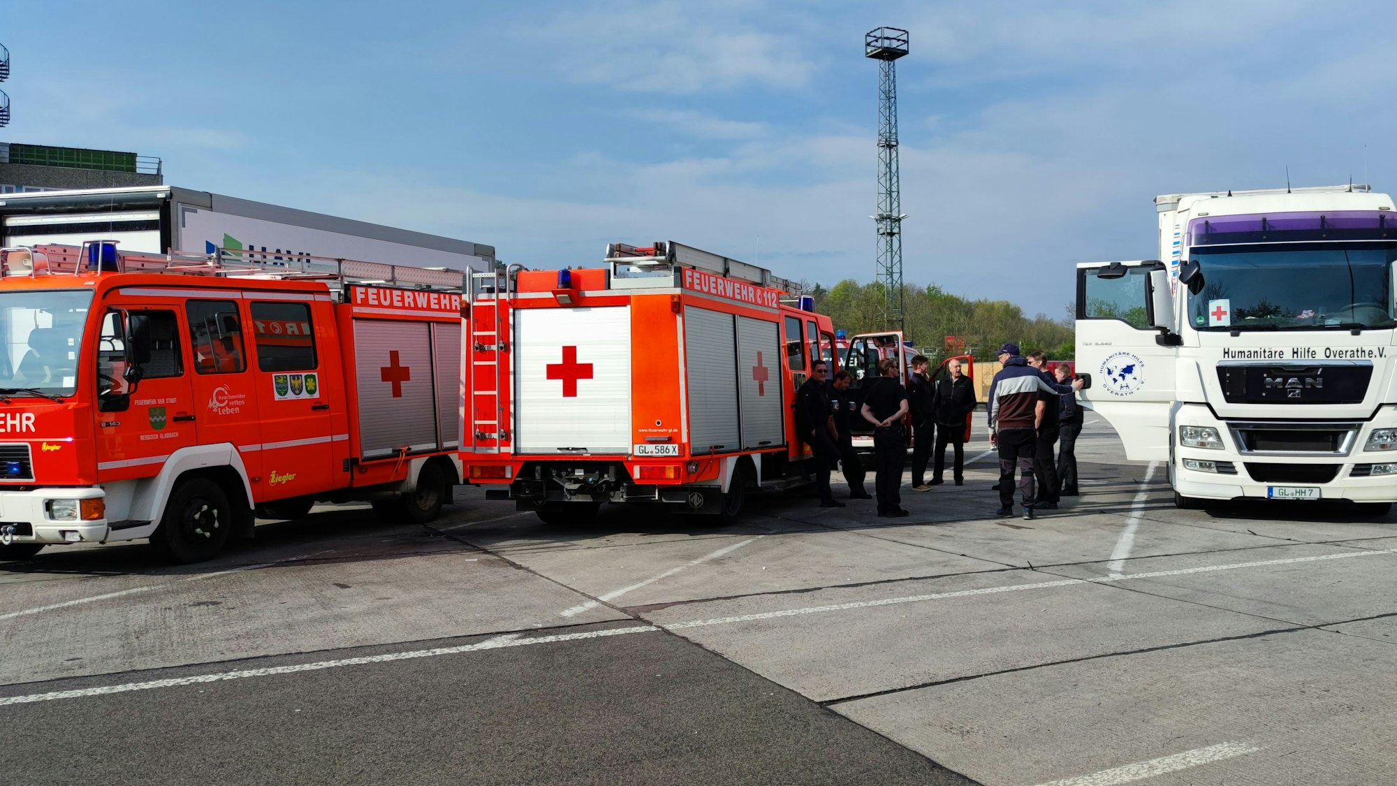Feuerwehrfahrzeuge und Sattelschlepper stehen auf einem Autobahnrastplatz.